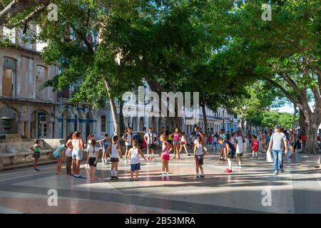 Gruppe von Kindern, die in Paseo del Prado, Havanna, Kuba spielen. Kubanische Kinder haben Spaß auf einem Boulevard in der Nähe des Stadtzentrums. Aktivitäten zur Integration in die Community. Stockfoto