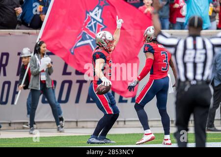 Houston, TX, USA. März 2020. Houston Roughnecks Running Back Nick Holley (33) feiert seinen Touchdown während des 2. Viertels eines XFL-Fußballspiels zwischen den Seattle Dragons und den Houston Roughnecks im TDECU Stadium in Houston, TX. Trask Smith/CSM/Alamy Live News Stockfoto