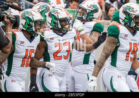 Houston, TX, USA. März 2020. Seattle Dragons Running Back Trey Williams (23) feiert seinen Touchdown mit Teamkollegen während des 2. Viertels eines XFL-Fußballspiels zwischen den Seattle Dragons und den Houston Roughnecks im TDECU Stadium in Houston, TX. Trask Smith/CSM/Alamy Live News Stockfoto