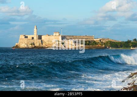 Faro Castillo del Morro in Havanna, Kuba ist ein Leuchtturm, der im Jahr 1844 erbaut wurde und den Hafen von La Habana bewacht. Stockfoto