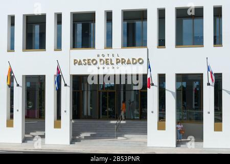 Eingang und Hinweisschild zum Paseo Del Prado La Habana Hotel in Havanna, Kuba. Weiße Fassade eines 5-Sterne-Hotels in der Nähe der Malecon (Promenade). Stockfoto