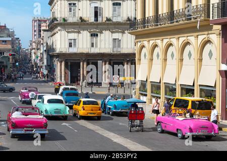 Straße in Havanna, Kuba in der Nähe des Central Park Square in La Habana mit mehreren klassischen und farbenfrohen Oldtimern. Altes Havanna. Stockfoto