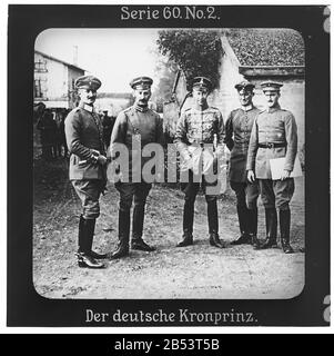 Projektion für alle - der Weltkrieg: Siegerleiche Führer Serie 60. Nr. 2. Der deutsche Kronprinz. Wilhelm (1882-1951) war in den Jahren der Regierung Wilhelm II. Von 1888 bis zur Abhaltung der Monarchie 1918 präußischer und dt. Die Firma "Projektion für alle" wurde 1905 von Max Skladanowsky (1861-1939) gegründet. Sie produzierte bis zum Jahre 1928 fast 100 Serien zu je 24 Glasdias im Format 8,3 x 8,3 cm im Sog. Bromsilber-Gelatin-Trockenplatten Verfahren. Die ersten Städte vor allem in den Bundesländern, Länder aber auch Märchen und Sagen, das alte Testament und der Erste Weltkrieg. Stockfoto