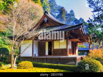 Verdunstungsnebel nach nächtlichem Regen in warmem Morgenlicht vom Holzdach des historischen antiken Tempels im japanischen Ohara-Dorf. Stockfoto