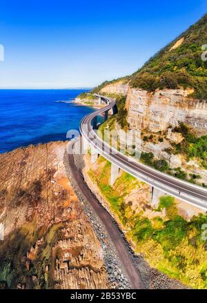 Malerische Straße in Australien - der Grand Pacific Drive mit berühmter Sea Cliff Bridge an einem sonnigen Tag. Stockfoto