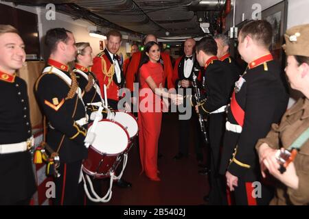 Der Herzog und die Herzogin von Sussex treffen die Massierten Bands von Her Majesty's Royal Marines auf Dem Mountbatten Festival of Music in der Royal Albert Hall in London. Stockfoto