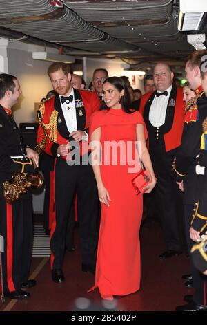 Der Herzog und die Herzogin von Sussex treffen die Massierten Bands von Her Majesty's Royal Marines auf Dem Mountbatten Festival of Music in der Royal Albert Hall in London. Stockfoto