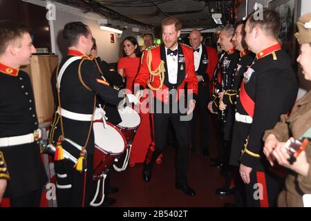 Der Herzog und die Herzogin von Sussex treffen die Massierten Bands von Her Majesty's Royal Marines auf Dem Mountbatten Festival of Music in der Royal Albert Hall in London. Stockfoto