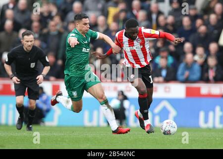 London, Großbritannien. März 2020. Josh Dasilva von Brentford wird von Joey Pelupessy von Sheffield Wednesday während des EFL Sky Bet Championship Matches zwischen Brentford und Sheffield Wednesday im Griffin Park, London, England am 7. März 2020 herausgefordert. Foto von Ken Sparks. Nur redaktionelle Nutzung, Lizenz für kommerzielle Nutzung erforderlich. Keine Verwendung bei Wetten, Spielen oder einer einzelnen Club-/Liga-/Spielerpublikationen. Kredit: UK Sports Pics Ltd/Alamy Live News Stockfoto
