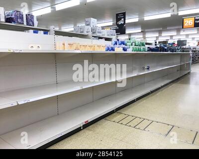 Leere toilettenrollenregale in einem Sainsbury's Store in Basingstoke, Hampshire. Stockfoto