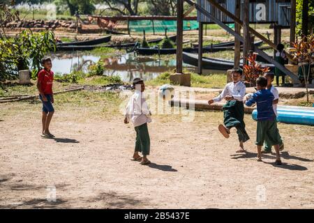 Einheimische Jungen spielen Fußball, Inlee Lake, Myanmar, Asien Stockfoto