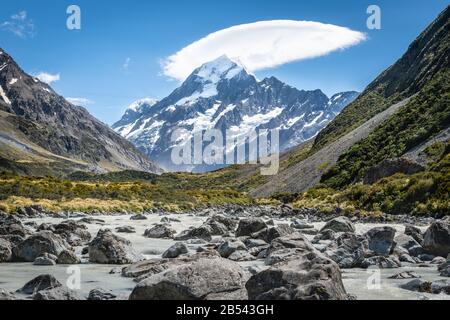 Glazialer Fluss vor dem Mount Cook, Neuseeland Stockfoto