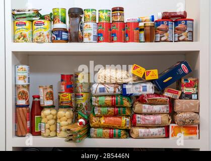 Notfallbereitschaft, Lebensmittelvorrat in einem privaten Haushalt, Regal, Speisekammer, mit langlebigen Lebensmitteln, Vorrat für 10 Tage, gemäß den Empfehlungen von Stockfoto