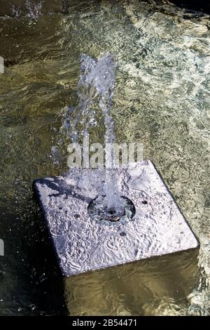 Der Brunnen sprudelt Mineralwasser in einem Pool in einem park Stockfoto