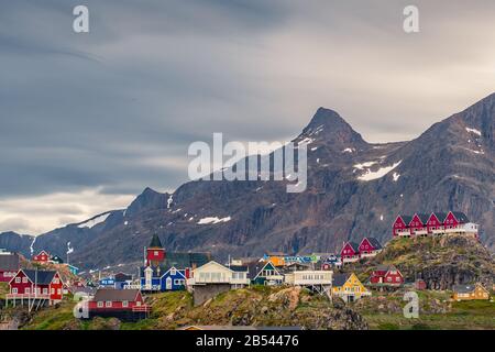 Sisimiut arktisches Dorf mit Bergen Skyline, Grönland Stockfoto