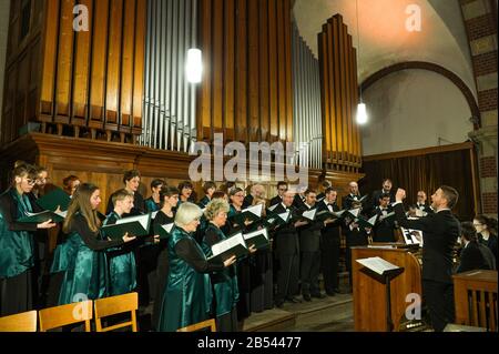 07. März 2020, Sachsen-Anhalt, Dessau-Roßlau: Der Leipziger Synagogenchor singt jüdische Lieder in der Petruskirche. Am 7. März 2020 jährt sich der 75. Jahrestag der Zerstörung der Stadt durch einen bombenangriff im Zweiten Weltkrieg. Das Netzwerk "Lebendige Demokratie" hatte mit zahlreichen Partnern unter dem Motto "Versöhnung schafft Frieden" ein Gedenkprogramm organisiert. Foto: Heiko Rebsch / dpa-Zentralbild / dpa Stockfoto