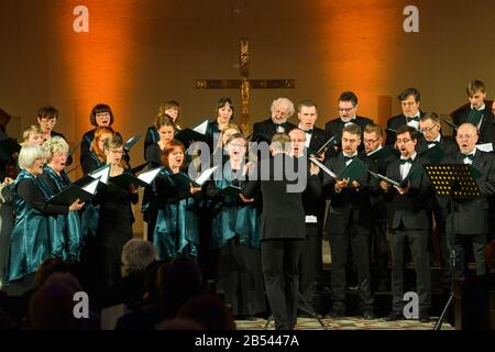 07. März 2020, Sachsen-Anhalt, Dessau-Roßlau: Der Leipziger Synagogenchor singt jüdische Lieder in der Petruskirche. Am 7. März 2020 jährt sich der 75. Jahrestag der Zerstörung der Stadt durch einen bombenangriff im Zweiten Weltkrieg. Das Netzwerk "Lebendige Demokratie" hatte mit zahlreichen Partnern unter dem Motto "Versöhnung schafft Frieden" ein Gedenkprogramm organisiert. Foto: Heiko Rebsch / dpa-Zentralbild / dpa Stockfoto