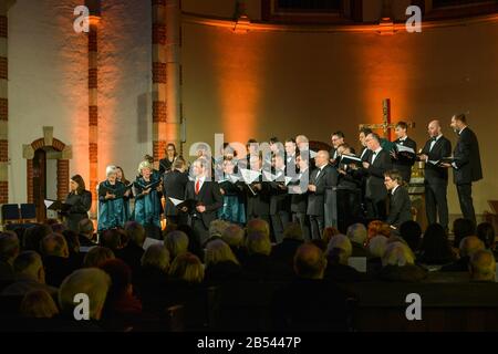 07. März 2020, Sachsen-Anhalt, Dessau-Roßlau: Der Leipziger Synagogenchor singt jüdische Lieder in der Petruskirche. Am 7. März 2020 jährt sich der 75. Jahrestag der Zerstörung der Stadt durch einen bombenangriff im Zweiten Weltkrieg. Das Netzwerk "Lebendige Demokratie" hatte mit zahlreichen Partnern unter dem Motto "Versöhnung schafft Frieden" ein Gedenkprogramm organisiert. Foto: Heiko Rebsch / dpa-Zentralbild / dpa Stockfoto