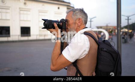 Der attraktive Mann Mit der Kamera Macht unterwegs ein Bild Stockfoto