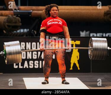 Columbus, Ohio, USA. März 2020. Andrea Thompson (GBR) hebt 621 kg im Elephant Bar Deadlift und stellt beim Arnold Sports Festival in Columbus, Ohio, USA, einen neuen Weltrekord auf. Columbus, Ohio, USA. Kredit: Brent Clark/Alamy Live Nachrichten Stockfoto