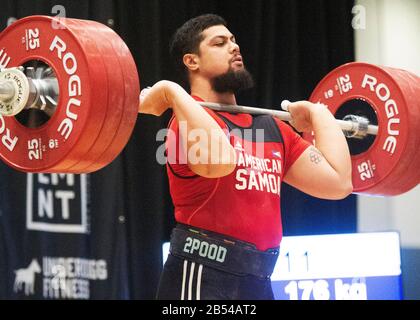 Columbus, Ohio, USA. 7.. März 2020. Tanumafili Malitoa Jungblut hebt beim Arnold Sports Festival in Columbus, Ohio, USA, 175 kg im Clean and Ruck bei der IWF Rogue World Challenge. Columbus, Ohio, USA. Kredit: Brent Clark/Alamy Live Nachrichten Stockfoto