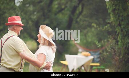 Tanz Der Älteren Paare Im Sommergarten Stockfoto