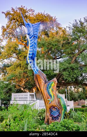 Eine Schiffsskulptur aus einem während des Hurrikans Katrina beschädigten Baum steht in der Nähe einer Shoo-Fly-Plattform im Biloxi Town Green in Biloxi, Mississippi. Stockfoto