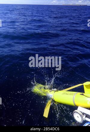 Slocum Ocean Glider (autonomes Fahrzeug) wird in der Nähe von Heron Island, Great Barrier Reef, Queensland, Australien gestartet. Kein PR Stockfoto