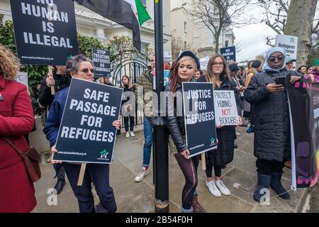 London, Großbritannien. März 2020.Demonstranten außerhalb der griechischen Botschaft forderten die EU auf, ihre Politik der Schließung der Grenzen für die Bedürftigsten zu beenden und Gerechtigkeit für Flüchtlinge zu fordern. Der Protest kam, nachdem Videos gezeigt hatten, dass griechische Küstenwachebeamte versuchten, ein Boot voller Flüchtlinge auf See zu kapern und andere mit rechtsextremen Faschisten-Schlägern, die Flüchtlinge angreifen. Seit die Türkei vor kurzem ihre Grenze zu Griechenland geöffnet hat, hat sich die Situation verschlechtert. Die EU war 2016 zu einer Einigung mit der Türkei gekommen, die Flüchtlinge einschränkte, die das UNHCR und viele NGOs gegen das Völkerrecht verstoßen. Peter Marshall/Alamy Live News Stockfoto