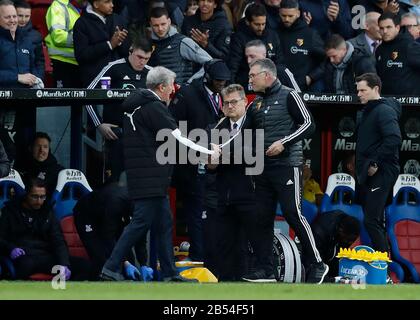 Selhurst Park, London, Großbritannien. März 2020. English Premier League Football, Crystal Palace versus Watford; Crystal Palace Manager Roy Hodgson schüttelt nach der vollen Zeit die Hände mit Watford Manager Nigel Pearson - Ausschließlich redaktioneller Gebrauch. Keine Verwendung mit nicht autorisierten Audio-, Video-, Daten-, Regallisten-, Club-/Liga-Logos oder Live-Diensten. Die Online-Nutzung ist auf 120 Bilder beschränkt, keine Videoemulation. Keine Verwendung bei Wetten, Spielen oder Einzelspielen/Liga-/Spielerveröffentlichungen Credit: Action Plus Sports/Alamy Live News Stockfoto