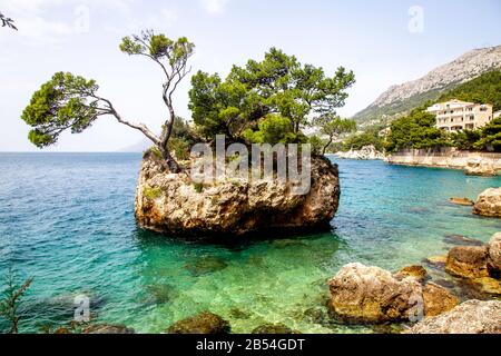 Brela Felsen und sauberes Wasser am Strand Stockfoto