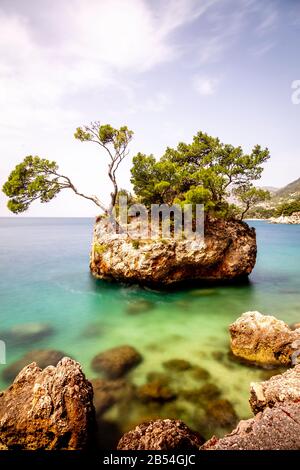 Brela Felsen und sauberes Wasser am Strand Stockfoto