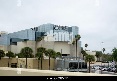 21. Februar 2020 - Blick auf die Kalvarienbergkirche im Süden Orlandos, Florida von der I4 aus gesehen Stockfoto