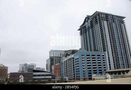 21. Februar 2020 - Orlando, Florida: Chase- und TD-Gebäude im Stadtzentrum von Orlando Florida von der Autobahn I4 aus gesehen Stockfoto