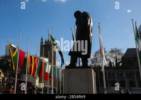 London, Großbritannien. März 2020. Die Flaggen der Commonwealth-Länder flattern am Londoner Parliament Square vor der Feier zum Commonwealth Day am Montag, den 9. März 2020. Kredit: Dinendra Haria/SOPA Images/ZUMA Wire/Alamy Live News Stockfoto
