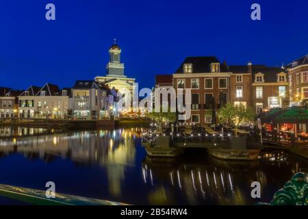 Leiden, Holland, Niederlande, 16. Januar 2020. Der Nachtblick auf die rundherum geparkten Fahrräder, Brücken, Straßen, Kanäle, Cafés, Kahn in der Altstadt, Boot Stockfoto