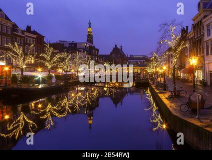 Leiden, Holland, Niederlande, 16. Januar 2020. Der Nachtblick auf die rundherum geparkten Fahrräder, Brücken, Straßen, Kanäle, Cafés, Kahn in der Altstadt, Boot Stockfoto