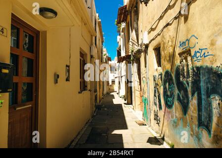 Traditionelles Küstendorf von Panormo, Straße in Rethimno, Crete, Griechenland - Sep, 2019 Stockfoto