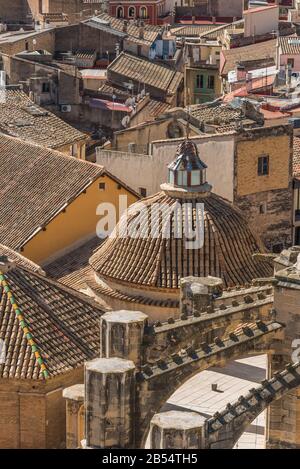 Blick auf die Ziegeldächer von Gebäuden, Tortosa, Katalonien, Tarragona, Spanien. Draufsicht. Vertikal Stockfoto