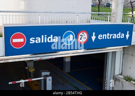 Salida, Einfahrtsschild an der Einfahrt in die Tiefgarage. Ausgang, Eintrag auf spanisch. Stockfoto