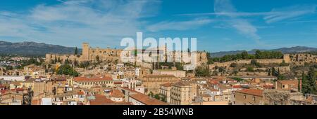 Blick auf das Castell de la Suda de Tortosa oder das Schloss Saint John, Tortosa Catalonia, Tarragona, Spanien Stockfoto