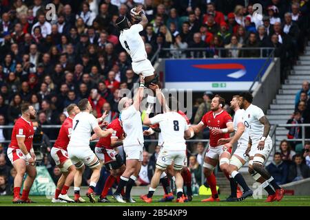 London, Großbritannien. Februar 2020. Maro Itoje aus England gewinnt den Ball in einem Lineuut während der Guinness Six Nations zwischen England und Wales im Twickenham Stadium, London, England am 07. März 2020. (Foto von Mitchell Gunn/Espa-Images) Credit: European Sports Photographic Agency/Alamy Live News Stockfoto