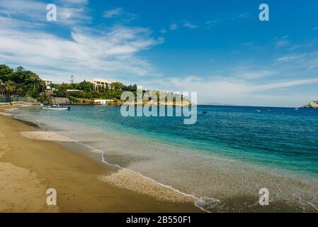 Das kleine Dorf mit einzigartigen Stränden und dem berühmten Ferienort Agia Pelagia, Heraklion, Crete, Griechenland. Stockfoto