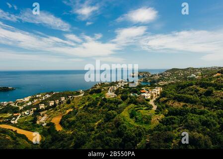 Das kleine Dorf mit einzigartigen Stränden und dem berühmten Ferienort Agia Pelagia, Heraklion, Crete, Griechenland. Stockfoto