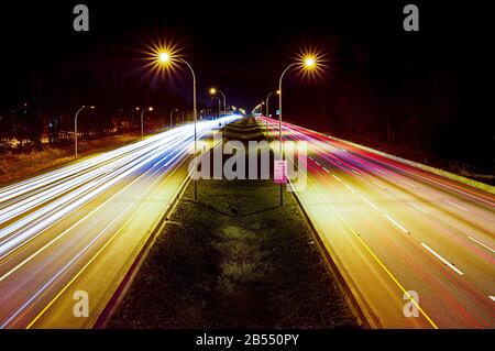 Nachts leichte Wege auf der Autobahn. Blick von der Fußgängerüberführung Stockfoto