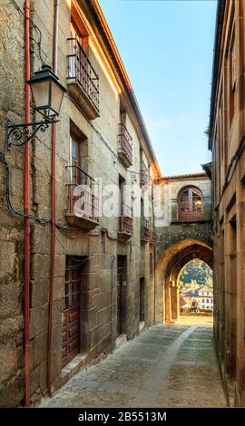 Lamego, Portugal - 24. Februar 2020: Blick auf die Burgstraße in Lamego, Portugal, mit einem alten Haus mit Wappen und der Porta do Sol im Hinterg Stockfoto