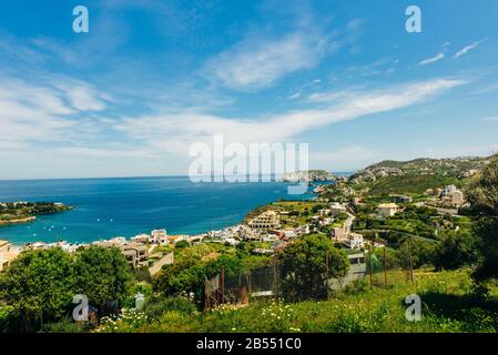 Das kleine Dorf mit einzigartigen Stränden und dem berühmten Ferienort Agia Pelagia, Heraklion, Crete, Griechenland. Stockfoto