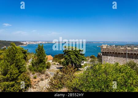 Panoramablick auf die Stadt Setubal und die Halbinsel Troia vom Fort Santiago do Outao aus dem 16. Jahrhundert, Arrabida Mountain Range, Portugal Stockfoto