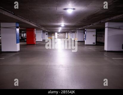 Heller Ausgang zum Tiefgaragenparkplatz Stockfoto
