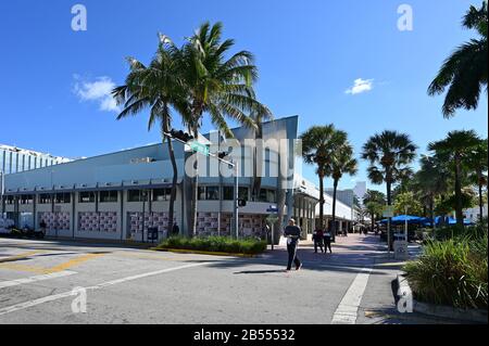 Miami Beach, Florida - 29. Februar 2020 - Art-Deco-Gebäude an der Ecke Lincoln Road und Meridian Avenue am klaren wolkenlosen Morgen. Stockfoto